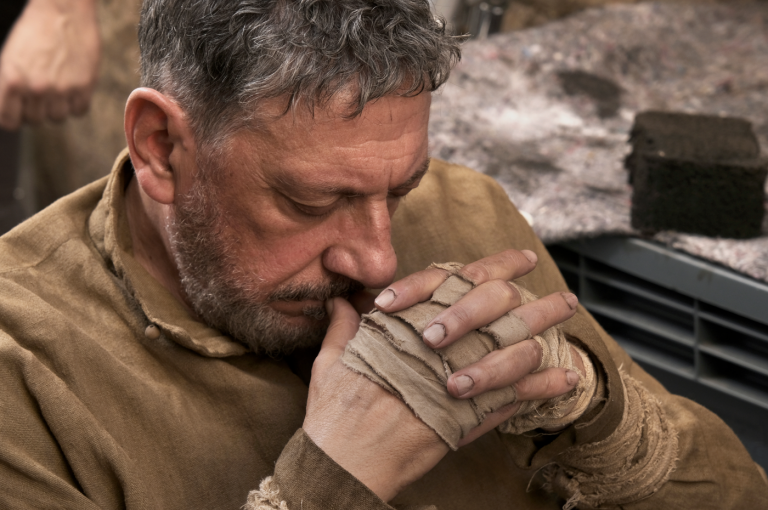 Immagini di scene del film "Dante" di Pupi Avati